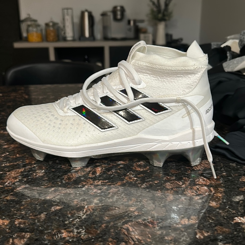 Adidas mens adizero Afterburner 8 NWV molded baseball cleats in size 9. white